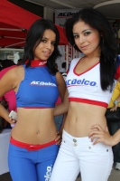 Viernes 13 de mayo. Las bellezas que acompañan a la Nascar Corona Series lucen esplendorosas en la conferencia de prensa donde se presenta el serial de este próximo domingo.