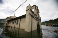 Lunes 23 de agosto. Habitantes de la comunidad Navenchauc en los altos de Chiapas llevan más de 20 días de que la laguna de esta localidad indígena afectara unas 50 casas y mantiene varias calles inundadas.