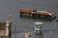 Lunes 23 de agosto. Habitantes de la comunidad Navenchauc en los altos de Chiapas llevan más de 20 días de que la laguna de esta localidad indígena afectara unas 50 casas y mantiene varias calles inundadas.