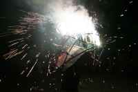 Domingo 19 de diciembre. Las comunidades indígenas de los altos de Chiapas inician las celebraciones de las fiestas de diciembre usando fuegos artificiales en las procesiones y ceremonias tradicionales. Los indígenas de la comunidad Navenchauc realizan la