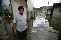 Lunes 23 de agosto. Habitantes de la comunidad Navenchauc en los altos de Chiapas llevan más de 20 días de que la laguna de esta localidad indígena afectara unas 50 casas y mantiene varias calles inundadas.