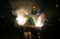 Domingo 19 de diciembre. Las comunidades indígenas de los altos de Chiapas inician las celebraciones de las fiestas de diciembre usando fuegos artificiales en las procesiones y ceremonias tradicionales. Los indígenas de la comunidad Navenchauc realizan la