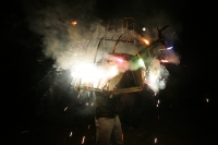 Domingo 19 de diciembre. Las comunidades indígenas de los altos de Chiapas inician las celebraciones de las fiestas de diciembre usando fuegos artificiales en las procesiones y ceremonias tradicionales. Los indígenas de la comunidad Navenchauc realizan la