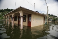 Lunes 23 de agosto. Habitantes de la comunidad Navenchauc en los altos de Chiapas llevan más de 20 días de que la laguna de esta localidad indígena afectara unas 50 casas y mantiene varias calles inundadas.