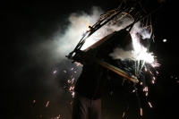 Domingo 19 de diciembre. Las comunidades indígenas de los altos de Chiapas inician las celebraciones de las fiestas de diciembre usando fuegos artificiales en las procesiones y ceremonias tradicionales. Los indígenas de la comunidad Navenchauc realizan la