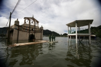 Lunes 23 de agosto. Habitantes de la comunidad Navenchauc en los altos de Chiapas llevan más de 20 días de que la laguna de esta localidad indígena afectara unas 50 casas y mantiene varias calles inundadas.