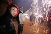 Domingo 19 de diciembre. Las comunidades indígenas de los altos de Chiapas inician las celebraciones de las fiestas de diciembre usando fuegos artificiales en las procesiones y ceremonias tradicionales. Los indígenas de la comunidad Navenchauc realizan la
