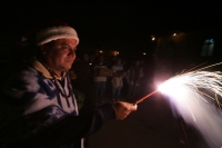Domingo 19 de diciembre. Las comunidades indígenas de los altos de Chiapas inician las celebraciones de las fiestas de diciembre usando fuegos artificiales en las procesiones y ceremonias tradicionales. Los indígenas de la comunidad Navenchauc realizan la