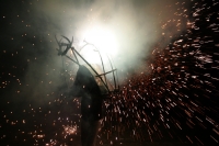 Domingo 19 de diciembre. Las comunidades indígenas de los altos de Chiapas inician las celebraciones de las fiestas de diciembre usando fuegos artificiales en las procesiones y ceremonias tradicionales. Los indígenas de la comunidad Navenchauc realizan la