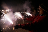Domingo 19 de diciembre. Las comunidades indígenas de los altos de Chiapas inician las celebraciones de las fiestas de diciembre usando fuegos artificiales en las procesiones y ceremonias tradicionales. Los indígenas de la comunidad Navenchauc realizan la