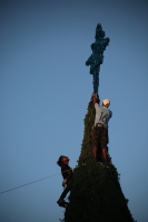 20231129. Tuxtla. Colocando la estrella al árbol navideño.