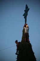 20231129. Tuxtla. Colocando la estrella al árbol navideño.