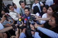 Miércoles 4 de marzo del 2015. Tuxtla Gutiérrez. Los familiares de la joven fallecida por negligencia médica en San Cristóbal de las Casas en entrevista en la entrada del congreso local.