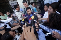 Miércoles 4 de marzo del 2015. Tuxtla Gutiérrez. Los familiares de la joven fallecida por negligencia médica en San Cristóbal de las Casas en entrevista en la entrada del congreso local.