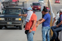 Jueves 14 de junio del 2018. Tuxtla Gutiérrez. Maestros del Nivel de Educación Indí­gena se manifiesta esta mañana bloqueando al transporte de empresas y boteando en la entrada poniente de Tuxtla Gutiérrez.