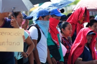 Jueves 14 de junio del 2018. Tuxtla Gutiérrez. Maestros del Nivel de Educación Indí­gena se manifiesta esta mañana bloqueando al transporte de empresas y boteando en la entrada poniente de Tuxtla Gutiérrez.
