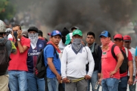 Lunes 18 de junio del 2018. Tuxtla Gutiérrez. Corporaciones policiacas de Chiapas desalojan a maestros de la entrada poniente de la capital de este estado del sureste de México. Lunes 18 de junio del 2018. Tuxtla Gutiérrez. Corporaciones policiacas de Chiapas desalojan a maestros de la entrada poniente de la capital de este estado del sureste de México.