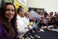 Miércoles 20 de octubre. María Elena Orantes, esta mañana en conferencia de prensa con el senador Beltrones
