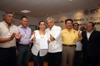 Sábado 19 de mayo del 2012. Tuxtla Gutiérrez, Chiapas. Andrés Manuel López  Obrador, aspirante a la Presidencia de México en las próximas elecciones por las Izquierdas de México acompaña a María Elena Orantes a inscribirse como candidata a la gubernatura 