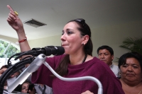 Jueves 9 de febrero del 2012. La Nena anuncia su candidatura por el PRD. Tuxtla Gutiérrez, Chiapas. María Elena Orantes, anuncia su inscripción como aspirante a la candidatura del PRD y su apoyo a AMLO en un evento organizado por sus simpatizantes en cono