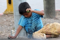 Jueves 15 de mayo del 2014. Tuxtla Gutiérrez. Un pequeño indigente juega durante el descanso que otorga un semáforo en un crucero de Tuxtla.