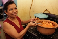 Sábado 21 de febrero del 2015. Tuxtla Gutiérrez. Ninguijuti y tamales de cuchunuc. El Ninguijuti es una de las pocas comidas prehispánicas que aún son preparadas por algunas familias de conservan sus costumbres la región indígena zoque en Chiapas.  Doña C