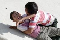 Noviembre del 2019. Tuxtla Gutiérrez. Niños juegan en la entrada del edificio de la Administración de Chiapas