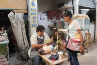 Sábado 2 de diciembre del 2017. Tuxtla Gutiérrez. Los talleres artesanales de las familias del Andador San Roque realizan la restauración de las figuras religiosas antes de las fiestas decembrinas