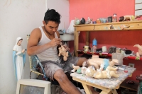 Sábado 2 de diciembre del 2017. Tuxtla Gutiérrez. Los talleres artesanales de las familias del Andador San Roque realizan la restauración de las figuras religiosas antes de las fiestas decembrinas