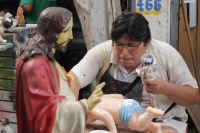 Sábado 2 de diciembre del 2017. Tuxtla Gutiérrez. Los talleres artesanales de las familias del Andador San Roque realizan la restauración de las figuras religiosas antes de las fiestas decembrinas