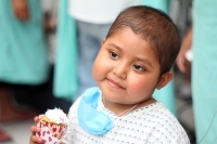 Miércoles 29 de abril del 2015. Tuxtla Gutiérrez. Los niños del Centro de Alta Especialidad, Hospital Pediátrico de Chiapas, reciben la visita de héroes anónimos quienes les llevan regalos y diversión celebrando a los enfermitos por el DÃa de Niño. Miércoles 29 de abril del 2015. Tuxtla Gutiérrez. Los niños del Centro de Alta Especialidad, Hospital Pediátrico de Chiapas, reciben la visita de héroes anónimos quienes les llevan regalos y diversión celebrando a los enfermitos por el DÃa de Niño.
