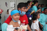 Miércoles 29 de abril del 2015. Tuxtla Gutiérrez. Los niños del Centro de Alta Especialidad, Hospital Pediátrico de Chiapas, reciben la visita de héroes anónimos quienes les llevan regalos y diversión celebrando a los enfermitos por el Día de Niño.