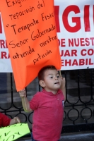 Lunes 4 de noviembre del 2017. Tuxtla Gutiérrez. Niños especiales piden la reposición de las terapias fí­sicas durante las protestas de esta mañana en el congreso local.
