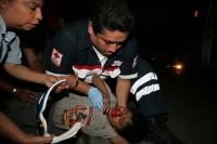 Jueves 9 de septiembre. Un niño recibe los auxilios de los paramédicos de la Cruz Roja después de ser atropellado esa noche por una motocicleta en la esquina de la 8ª norte y 14 poniente. La motocicleta fue abandonada en el lugar y el conductor se dio a l Jueves 9 de septiembre. Un niño recibe los auxilios de los paramédicos de la Cruz Roja después de ser atropellado esa noche por una motocicleta en la esquina de la 8ª norte y 14 poniente. La motocicleta fue abandonada en el lugar y el conductor se dio a l