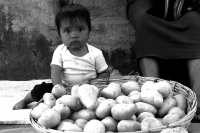 Foto/Alf Durante. Una pequeña indÃgena descansa de la jornada laboral junto a la canasta de papas que la madre vende en una de las calles de Pueblo Nuevo Solistahuacan. Foto/Alf Durante. Una pequeña indÃgena descansa de la jornada laboral junto a la canasta de papas que la madre vende en una de las calles de Pueblo Nuevo Solistahuacan.