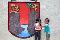 Martes 30 de julio del 2019. Tuxtla Gutiérrez. Los niños indígenas de las familias de los ex presos del caso Acteal esperanmientras los padres exigen que sean pagados los adeudos del desplazamiento