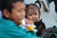 Martes 30 de julio del 2019. Tuxtla Gutiérrez. Los niños indígenas de las familias de los ex presos del caso Acteal esperan mientras los padres exigen que sean pagados los adeudos del desplazamiento