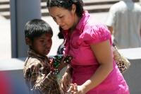 Niños merolicos y pobres se acercan a los feligreses de la catedral de San marcos en busca de algunas monedas durante el medio día de este domingo.