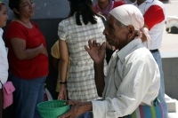 Niños merolicos y pobres se acercan a los feligreses de la catedral de San marcos en busca de algunas monedas durante el medio día de este domingo.