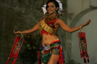 Presentación de las semifinalistas del concurso Nuestra Belleza 2010 en traje de baño y traje estilizado esta noche en la ciudad de Chiapa de Corzo.