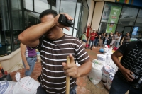 Ojo: Viernes 20 de agosto. Trabajadores de vigilancia de la Plaza Cristal intentan detener a los reporteros gráficos que intentan sacar imágenes de los trabajos de limpieza de este lugar afectado por las lluvias de los últimos días. El argumento es “… No 