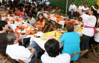 Foto/Noé García. Martes 3 de abril del 2012. La Nena con mujeres emprendedoras en Coita.