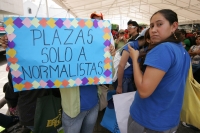 El consejo Estudiantil de las Escuelas Normales del Estado de Chiapas Se manifiestan este medio día en la plaza central de Tuxtla para exigir a las autoridades estatales el cumplimiento de las demandas para la creación de plazas magisteriales y que sean o