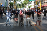 20231206. Tuxtla. Continúan los enfrentamientos entre la policía y los normalistas de la ENR Mactumatza.