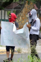 Martes 29 de agosto del 2017. Tuxtla Gutiérrez. Obligados a encapucharse y a ««botear»» en las calles para sostenerse económicamente, las Brigadas de Apoyo piden monedas para apoyar las protestas de los Maestros Ideales quienes no han recibido salario