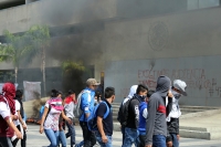 Jueves 23 de noviembre del 2017. Tuxtla Gutiérrez. Normalistas se vuelven a manifestar quemando llantas y haciendo pintas en el edificio de la administración estatal. Jueves 23 de noviembre del 2017. Tuxtla Gutiérrez. Normalistas se vuelven a manifestar quemando llantas y haciendo pintas en el edificio de la administración estatal.