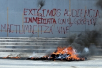 Jueves 23 de noviembre del 2017. Tuxtla Gutiérrez. Normalistas se vuelven a manifestar quemando llantas y haciendo pintas en el edificio de la administración estatal.