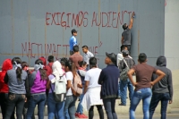 Jueves 23 de noviembre del 2017. Tuxtla Gutiérrez. Normalistas se vuelven a manifestar quemando llantas y haciendo pintas en el edificio de la administración estatal.