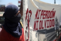 20240221. Tuxtla. Jóvenes normalistas bloquean el crucero de la glorieta de la 5ª Norte este medio día en la capital de Chiapas.