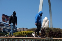 20240221. Tuxtla. Jóvenes normalistas bloquean el crucero de la glorieta de la 5ª Norte este medio día en la capital de Chiapas.